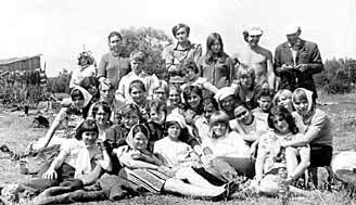 Группа краеведов-археологов на раскопках