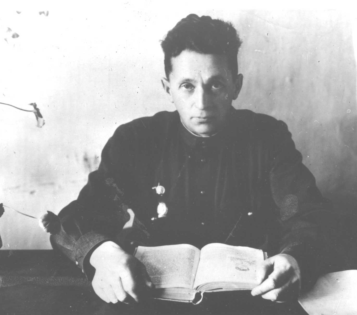 В.Г. Рунков - директор железнодорожной школы, проработал 25 лет. Фронтовик.