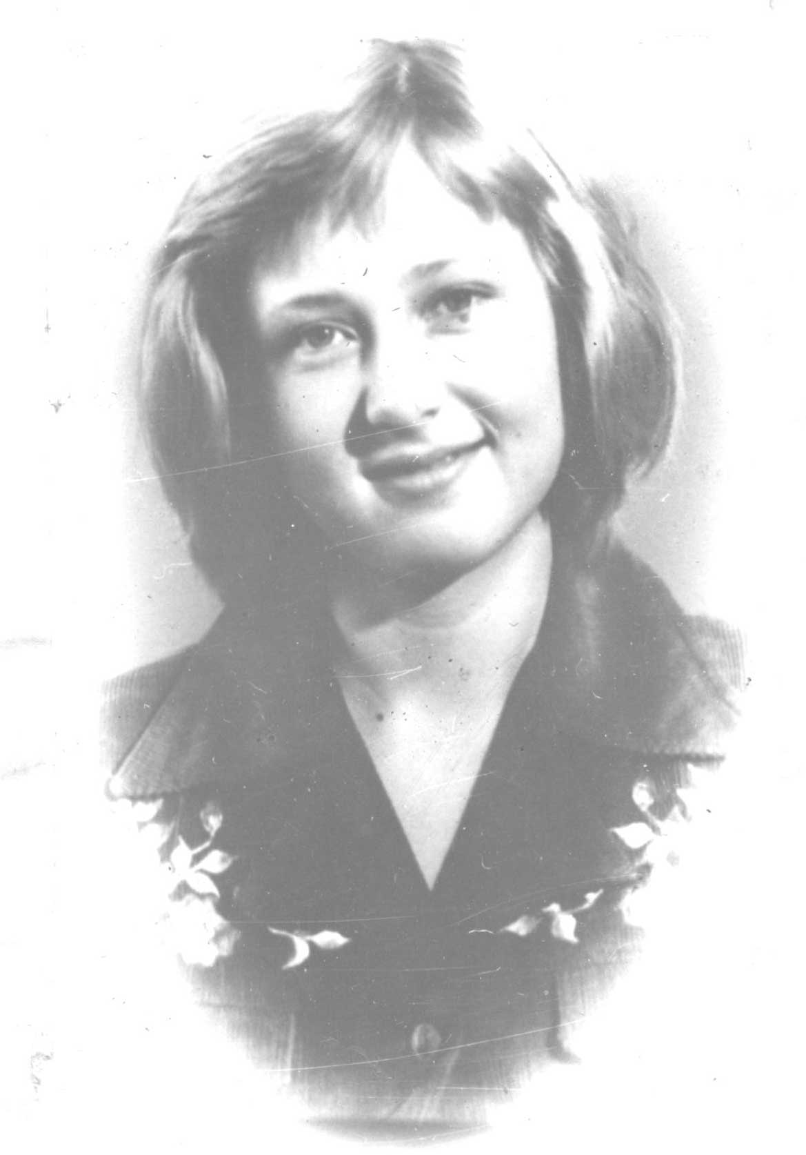 Серебрякова Галя - ученица 10 класса, отличница учебы, секретарь комсомольской организации