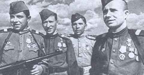 Герои Советского Союза. Малышев крайний             справа. Июль 1944г.